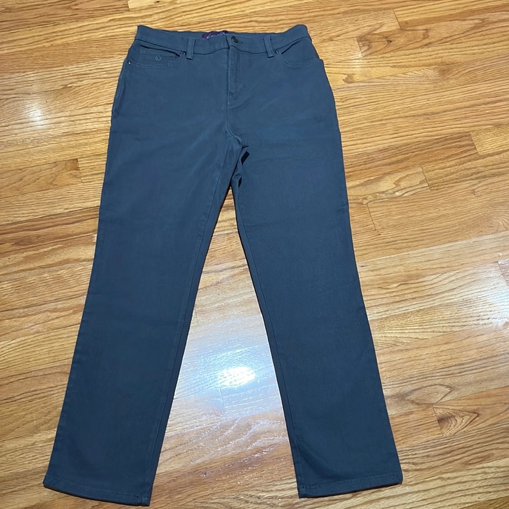 NWOT Gloria Vanderbilt Amanda Grey Short Jean Size 6